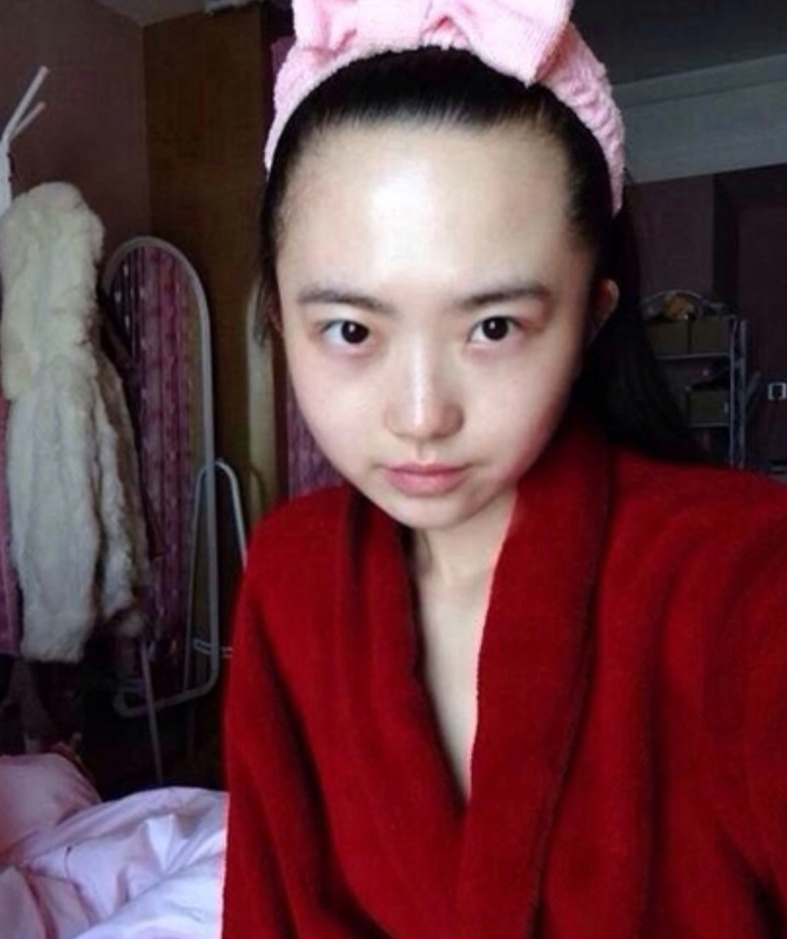 36岁童颜嫩照PK性感女教师 天山童姥容貌惊人