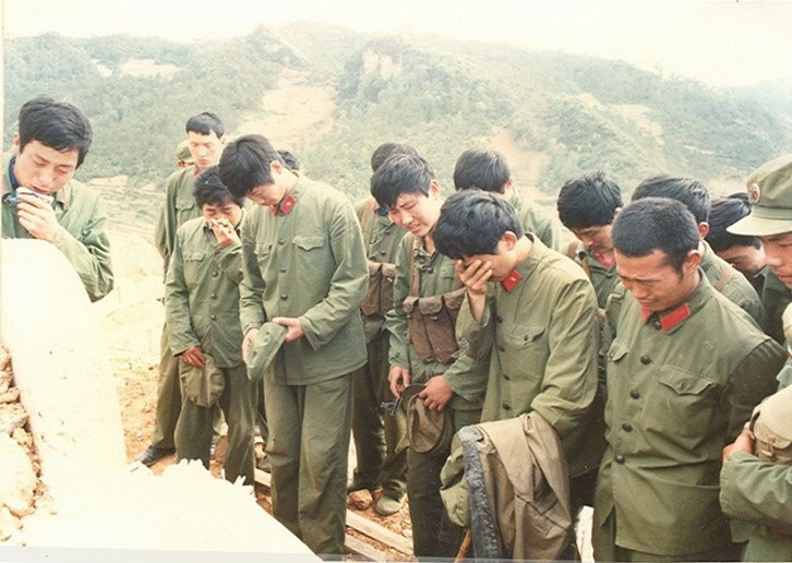 对越作战中解放军战士送别烈士雷楚新620983