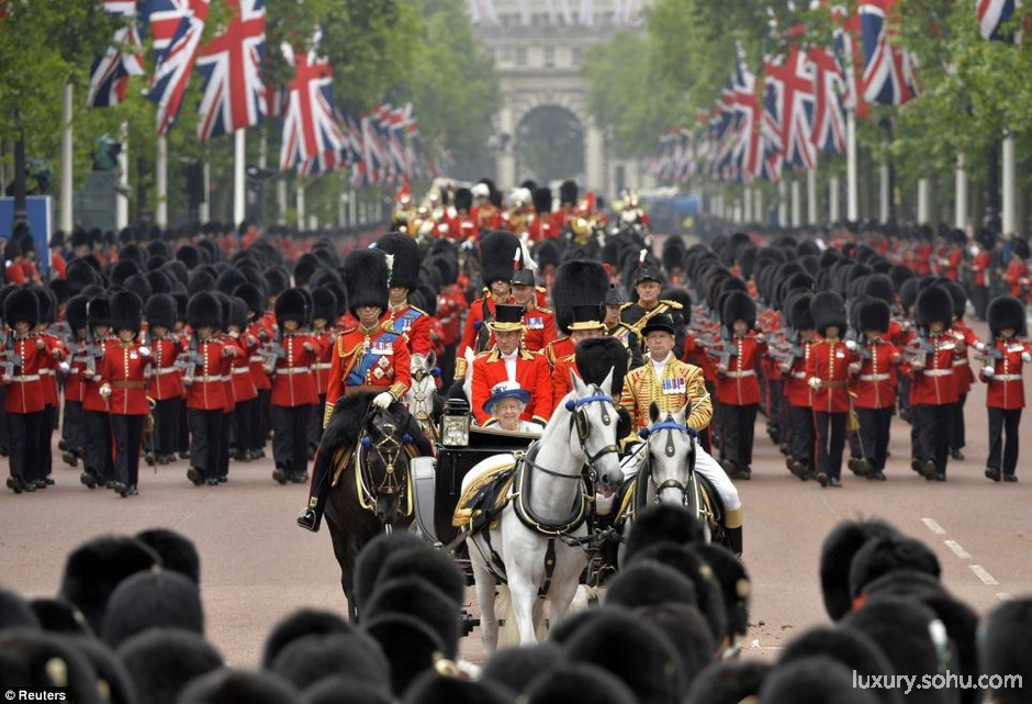英国庆祝女王88岁生日 皇家阅兵式霸气登场
