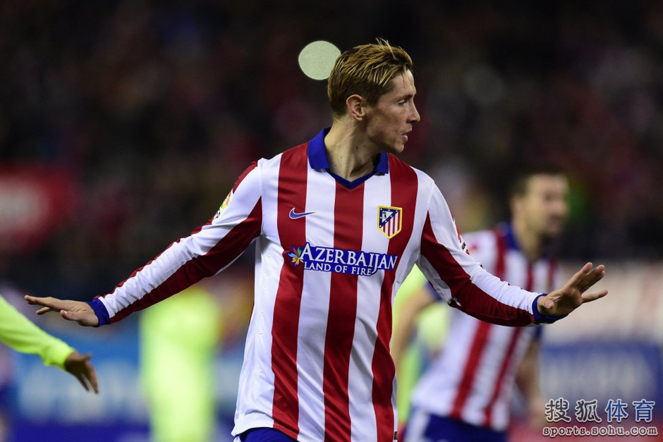 高清图:托雷斯张臂怒吼 跪地一吻他是这里的王