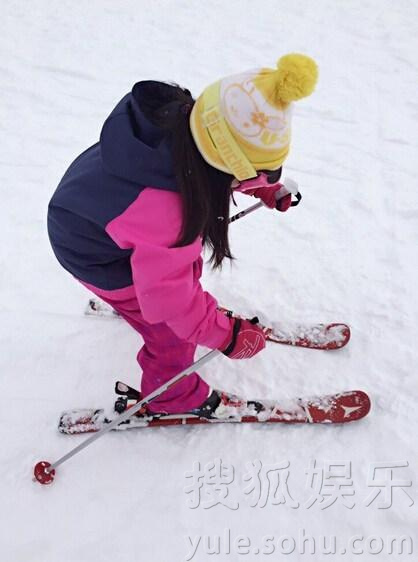 李湘晒王诗龄滑雪照 网友:小妞瘦了头发长了