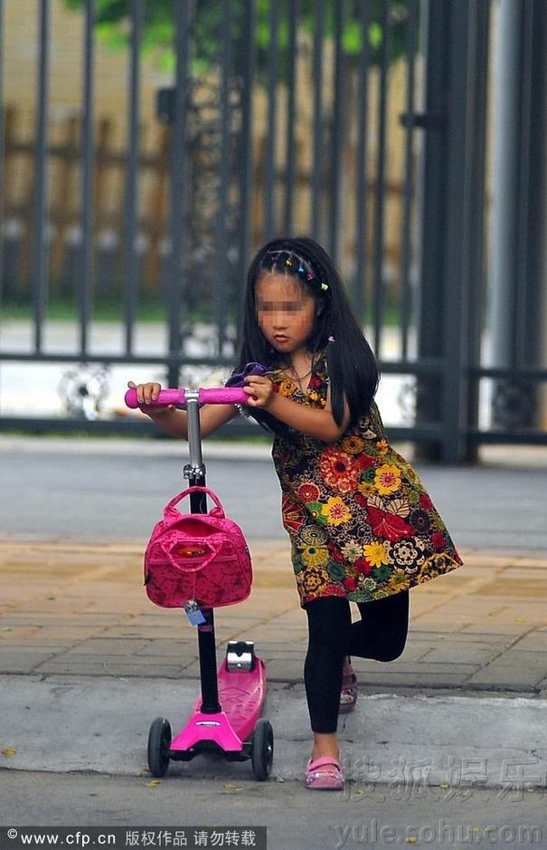 文章马伊琍女儿玩滑板车小爱马与<em>奶奶</em>亲昵51