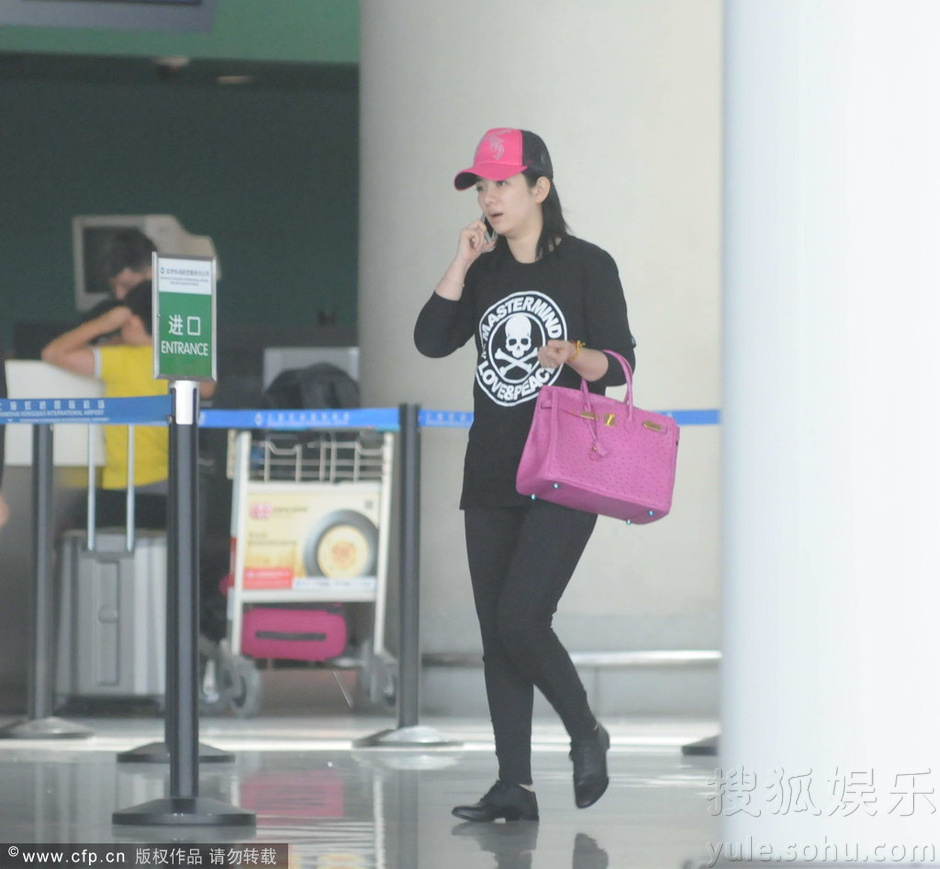 黄奕素颜黑衣现身机场 挎包一路语聊似挂念女