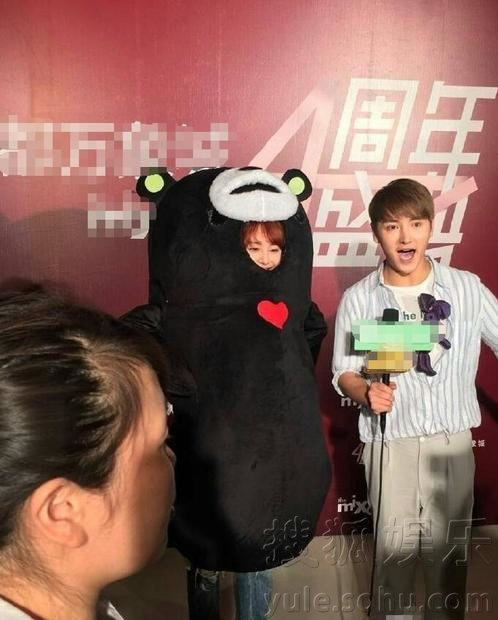 激萌!郑爽藏身熊宝宝 叉腰接受采访场面逗趣8