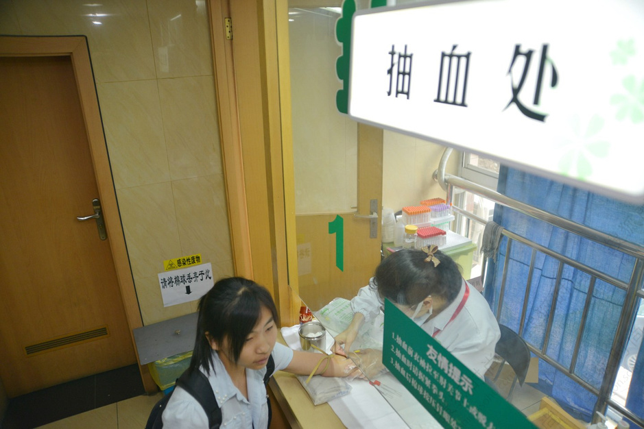实拍上海夏季征兵现场 <em>男大学生穿内裤体检</em>67