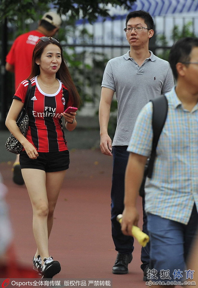 <em>亚洲</em>杯14日<em>美女</em>汇总:清纯妹惊为天人 胸<em>插</em>国旗