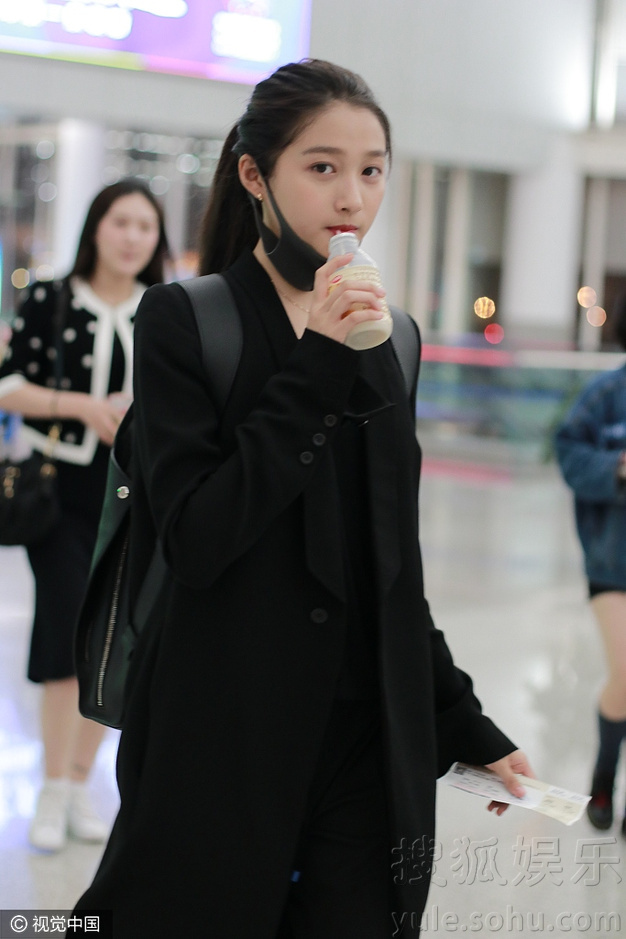 关晓彤比V嘟嘴卖萌俏皮可爱 还边走路边喝奶(图)