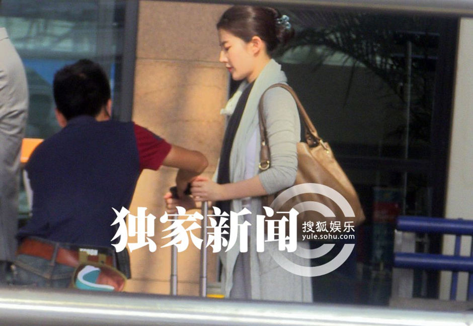 独家:刘亦菲与宋承宪机场拍戏 怕晒纸扇上阵7