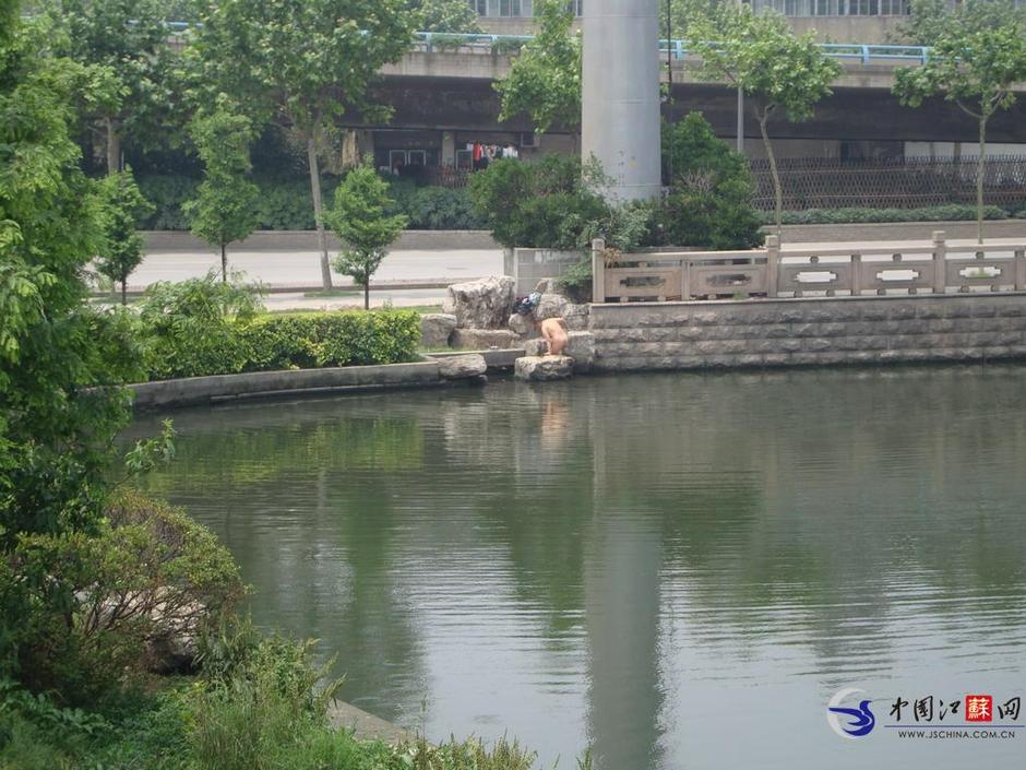 换衣_地铁女子被男子插图片_地铁女子被男子揉视频 ...