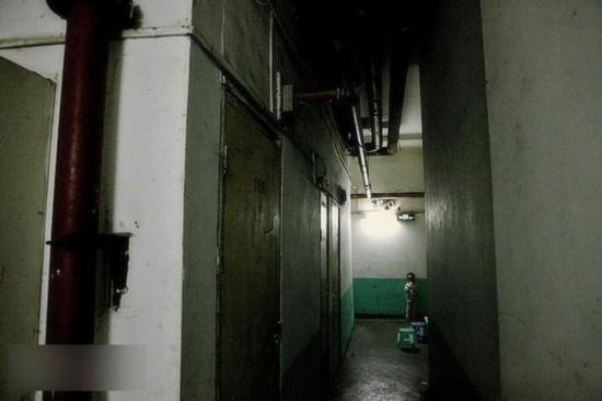 实拍:北漂族地下室生活