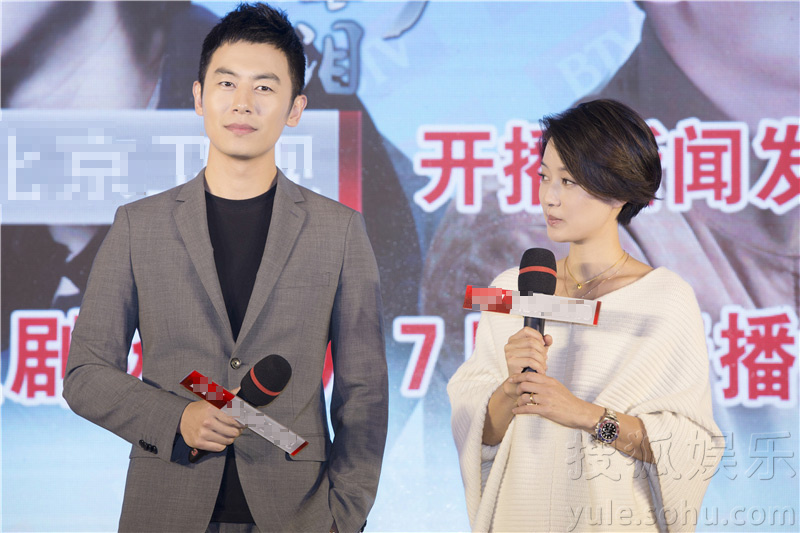 《北上广》发布会 马伊琍获朱亚文跪拜"示爱"