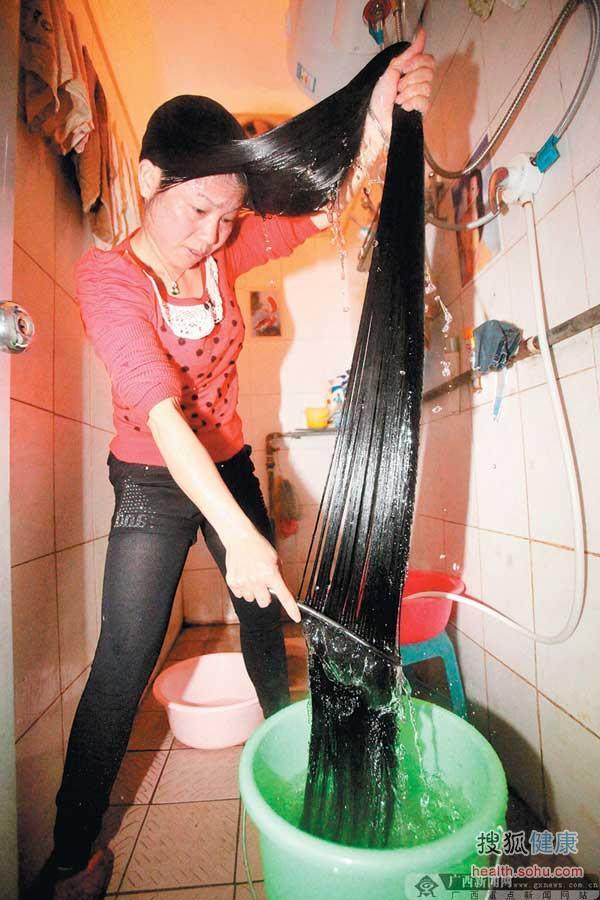【转载】 贵港女子11年蓄出1.84米<em>长</em>秀发 她给