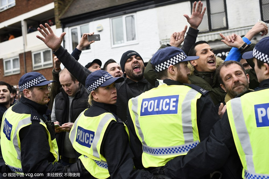 组图:北伦敦德比球迷斗殴 防暴警出动维持治安