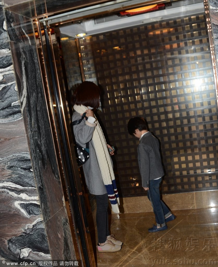 张亮妻子寇静戴口罩遮真面目 带天天避狗仔61