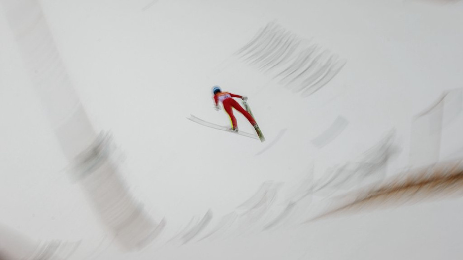 高清:第27届世界大冬会 跳台滑雪演绎空中激情