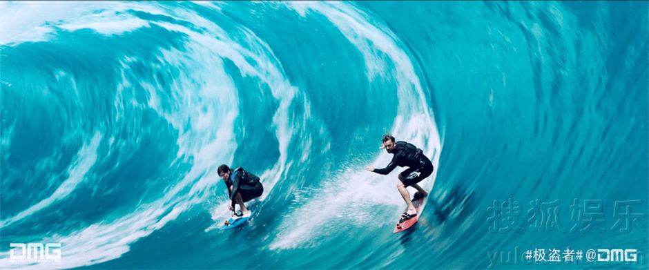 电影《极盗者》曝冲浪特辑10米巨浪掀翻游艇