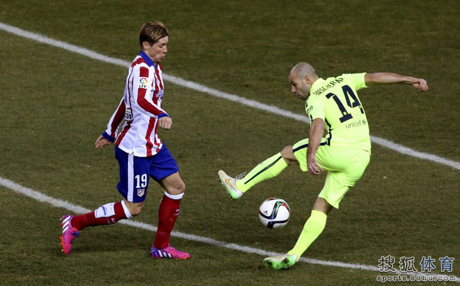 高清图:托雷斯张臂怒吼 跪地一吻他是这里的王