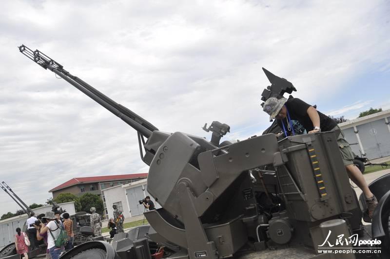解放军防空旅公开展示双35毫米高炮等武器