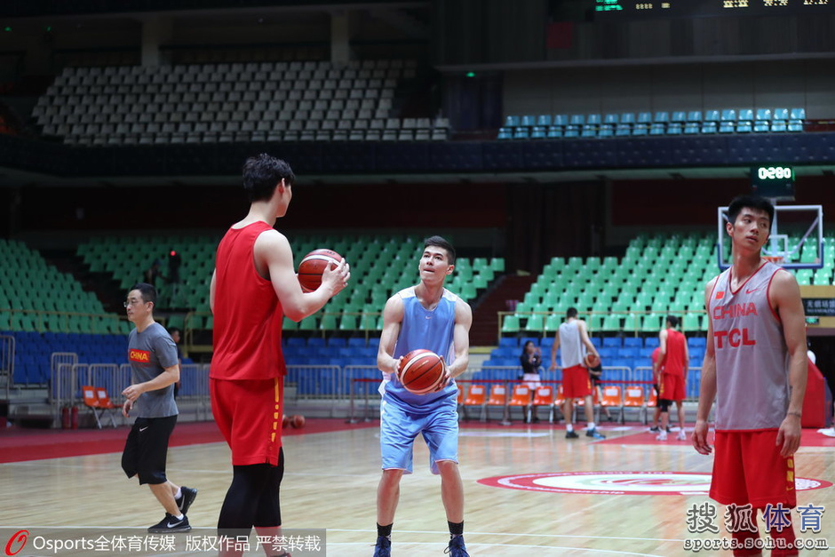 高清图:男篮红队训练备战 王哲林演高难度上篮