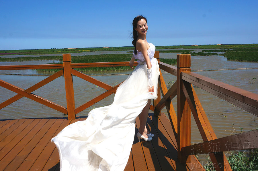 韩烨首次婚礼献给《多米诺》 遭于和伟“抢婚”