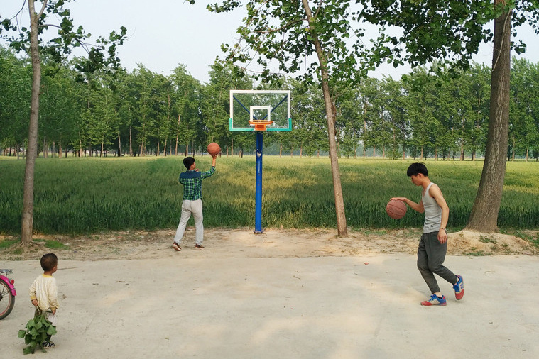 外出务工人员凑了七千块 为留守儿童建篮球场