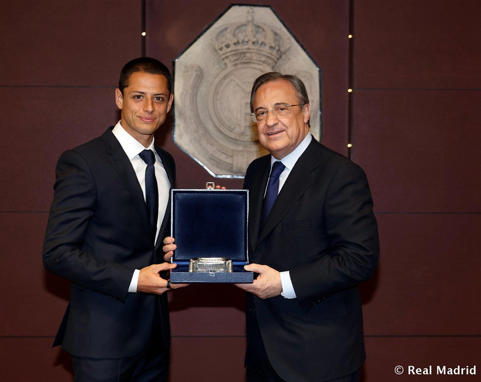 高清图:小豌豆参观皇马荣誉室 执14号战袍合影