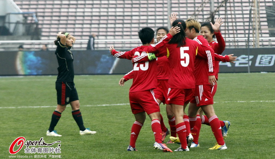 高清:铿锵玫瑰拥抱庆祝胜利 球迷赛后狂热追捧