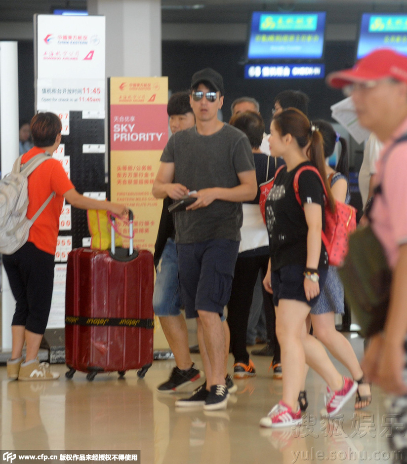 赵又廷探班老婆高圆圆 与粉丝边走边聊无架子