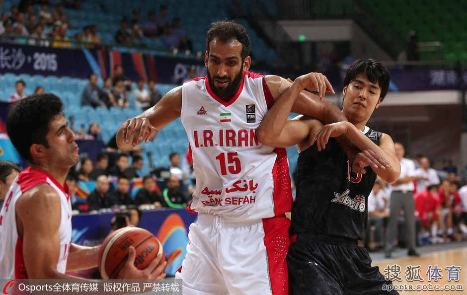 高清图:亚锦赛伊朗VS日本  哈达迪 竹内拼抢激烈