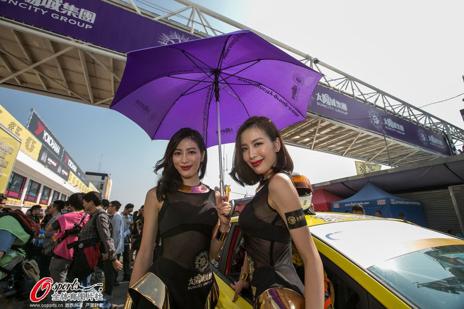 高清:格兰披治大赛车车模抢眼 别样的装束娇美