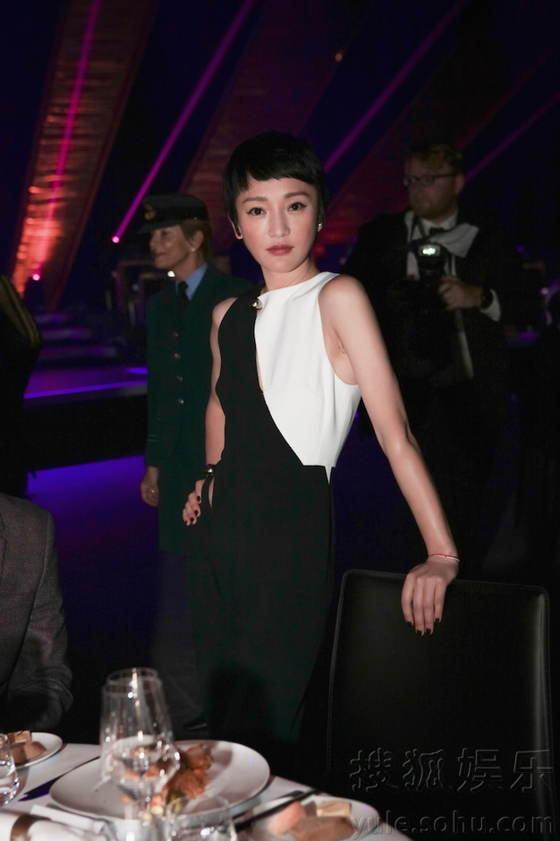  周迅帅气现身瑞士  村妇九儿逆袭成气质女神 - 