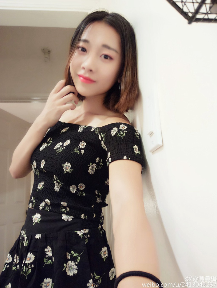 组图:中国百米女飞人葛曼棋 大眼美女私照卖萌