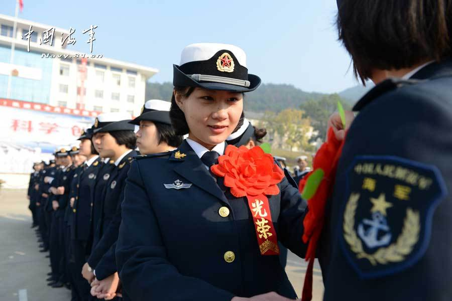 刘峰                  东海舰队漂亮女兵退伍含泪微笑 中国海军网11