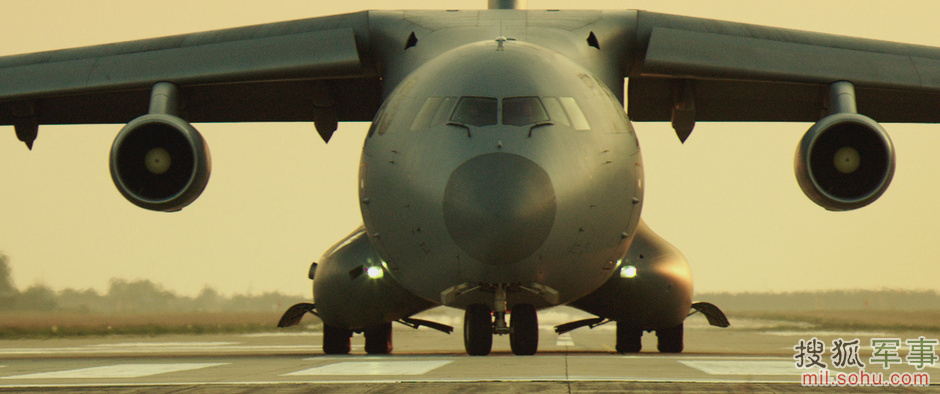 运20正面超霸气 夕阳下闪烁耀眼光芒-军事频道
