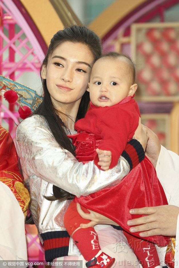 杨颖婚后首返港抱baby母爱泛滥