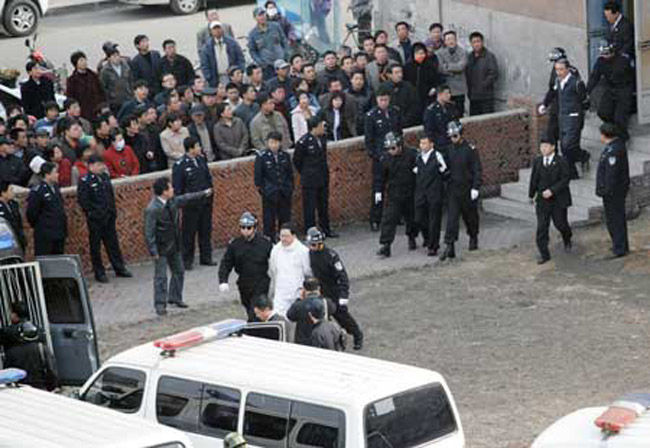 图为袁宝璟被刑警押解上刑场.