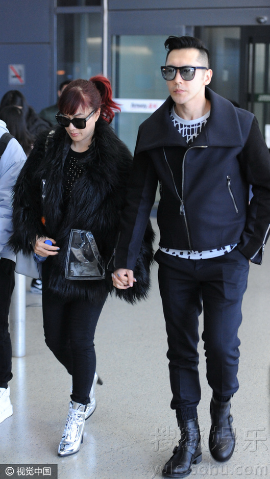 钟丽缇全黑look帅呆了 与张伦硕十指紧扣狂虐狗