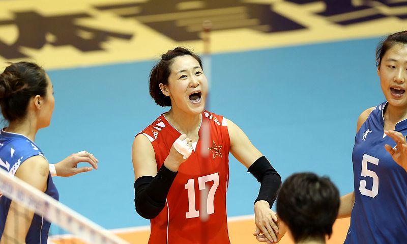 高清:女排对抗赛八一队连胜 王琳场上霸气庆祝