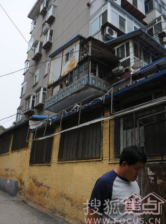 山东济南惊现居民楼半悬养鸽子扰民788605