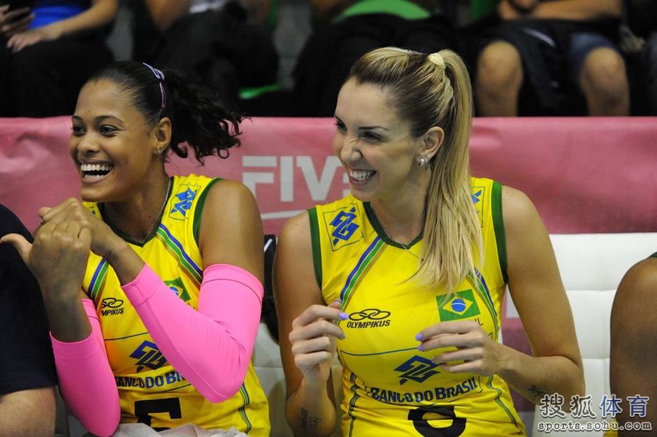 高清:巴西女排3-0意大利 法比亚娜受粉丝追捧