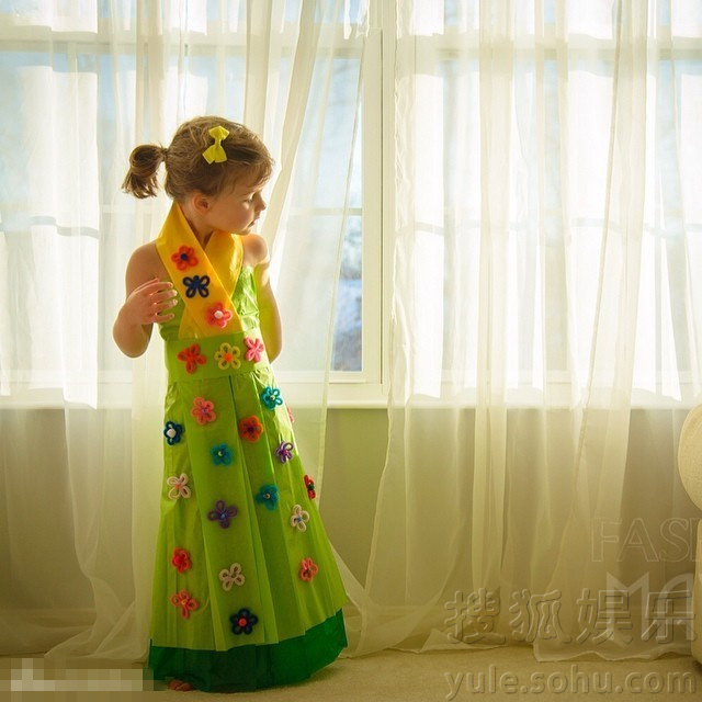 四岁萌娃时装秀 与妈妈DIY纸质礼服超赞62769