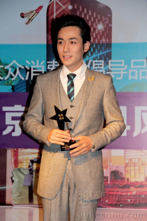 朱一龙绅士亮相风尚榜样盛典 获最佳男演员奖