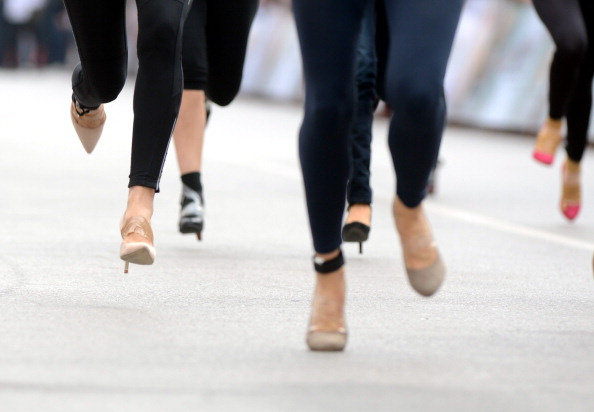 高跟鞋马拉松<em>美女</em>抢眼 <em>脚</em>踩恨天高飞奔(图)6