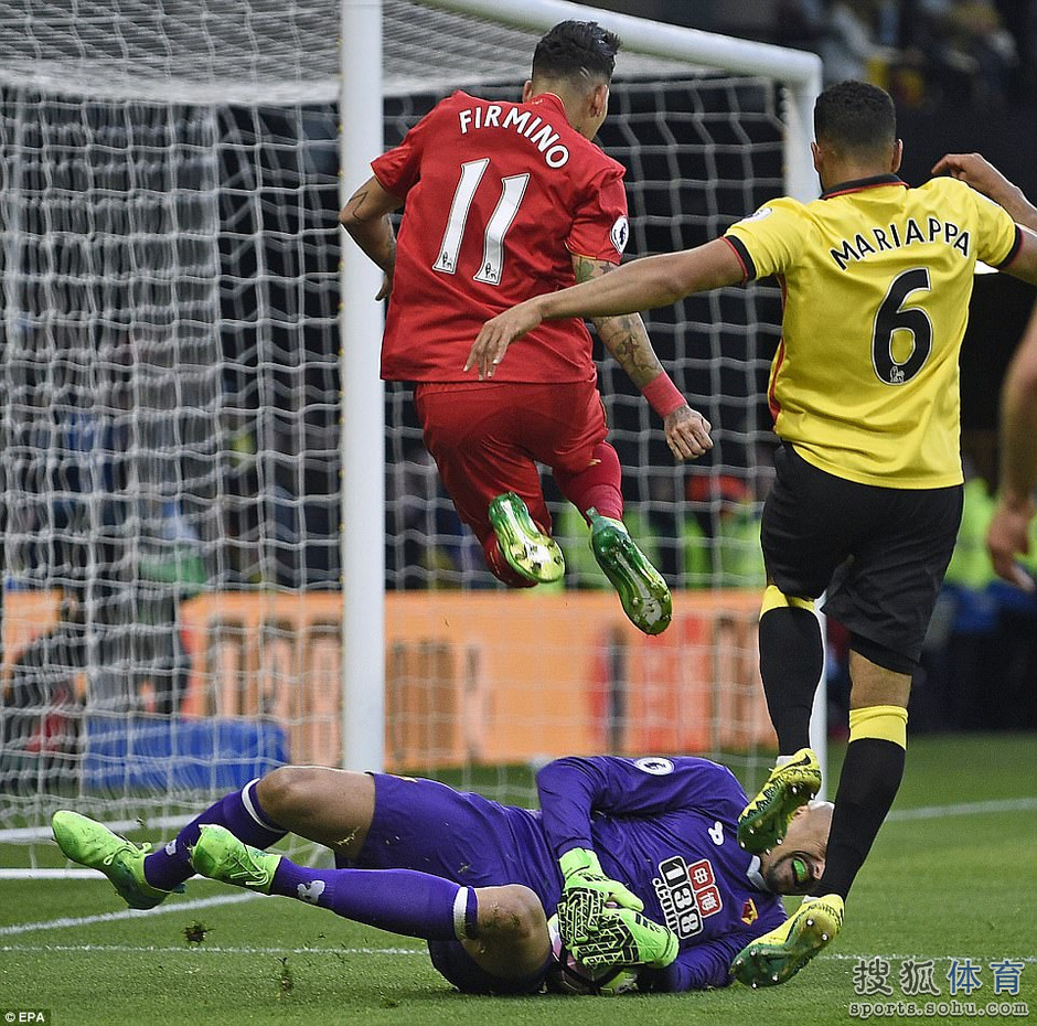 高清图:铁腰倒挂金钩制胜球 库鸟受伤表情痛苦