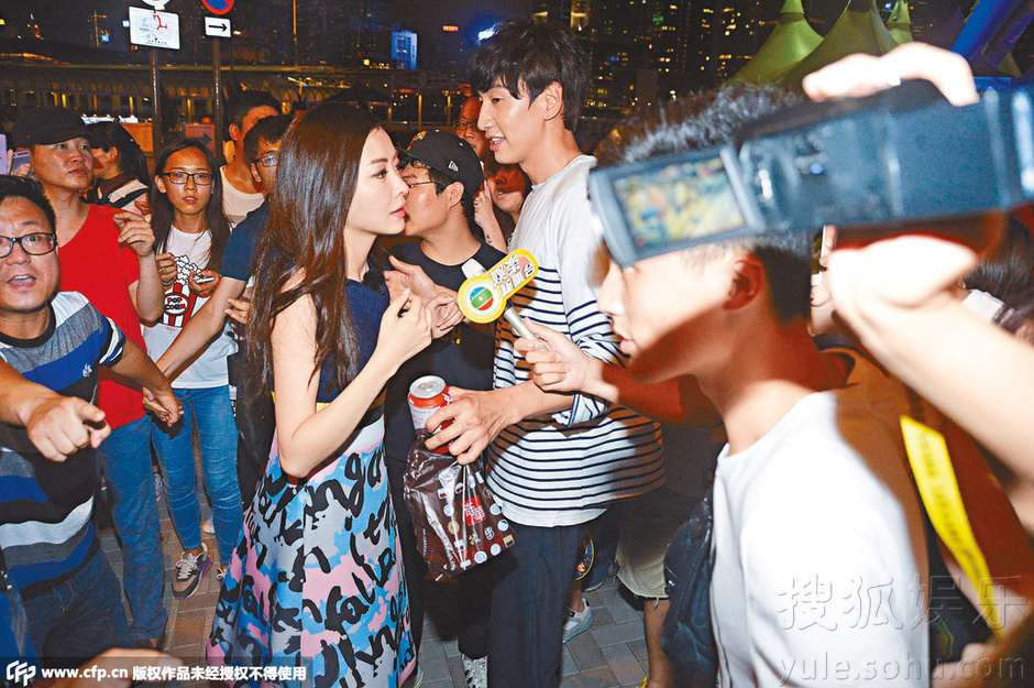 李光洙闹市贴身护花熊黛林 坐观光大巴拍真人秀