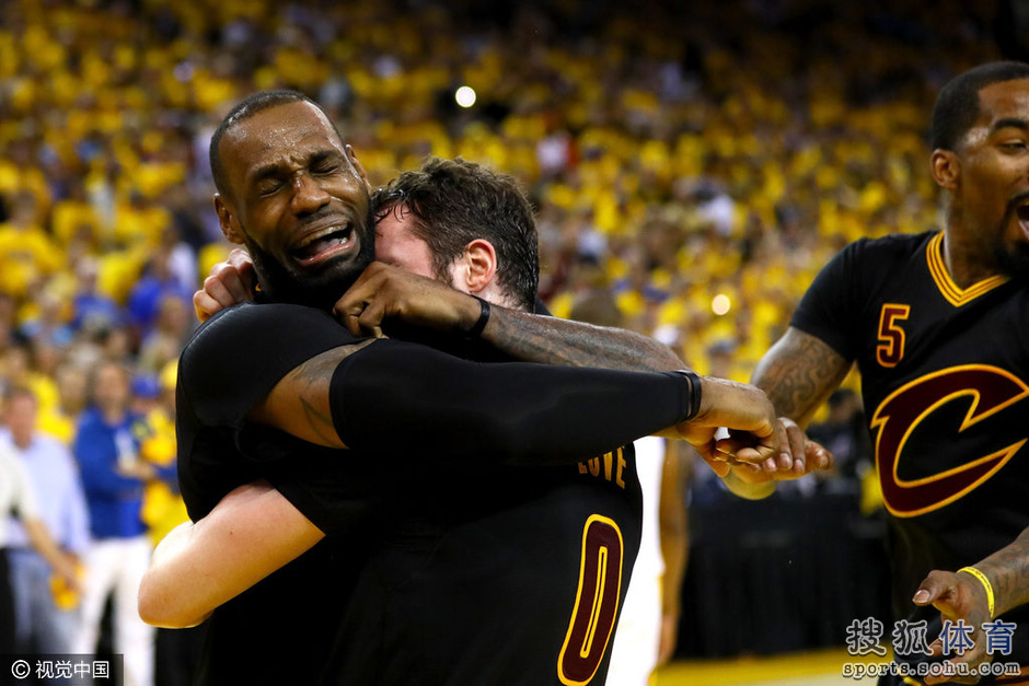 高清图:詹皇尽情释放大哭 拥抱队友乐福成泪人