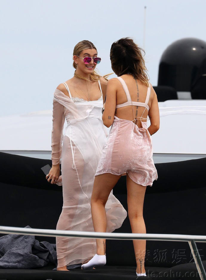 贾斯汀比伯女友现身游艇 白色透视裙最抢眼！(图)