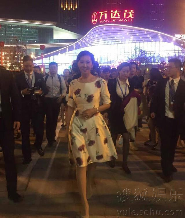 王思聪和妈妈亮相新开万达城  万达夫人高贵大方