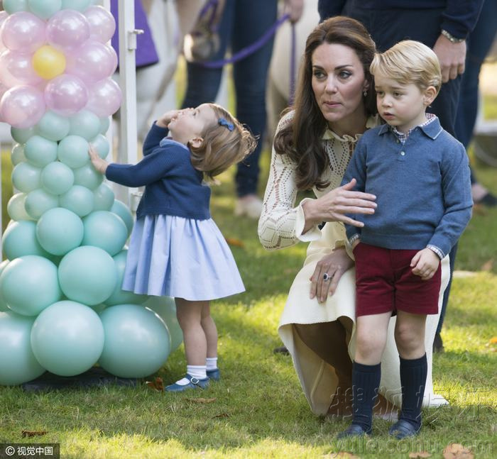 凯特王妃出访儿童派对 威廉王子抱萌娃贴脸亲