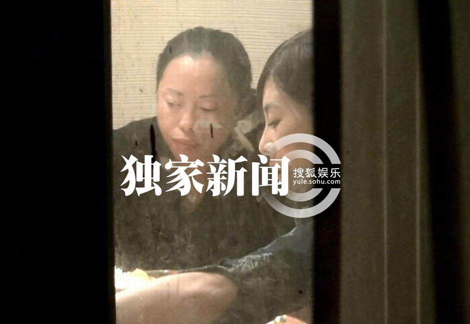 搜狐娱乐讯 (风行工作室/图文)自去年登上《我是歌手》舞台,令出道27年的的唱将黄绮珊人气暴涨,身价飙升。今年黄妈更是筹备起首次个人巡回演唱会,可谓迎来事业第二春。日前记者撞见黄妈与友人吃火锅,演唱会在即却毫无顾忌大口吃辣、大口喝啤酒,看来对自己一副金嗓子十分自信。 日前某天晚上,记者在北京某火锅店撞见黄绮珊与一位女友人在此边吃火锅边聊天。透过餐厅窗户,记者见到当天素颜、穿着一身黑衣的黄绮珊随意地将一头长发绑在脑后,点了满满一桌子肉和菜品后,便十分豪迈地挽起袖子自顾自地涮起火锅来,身边年轻女